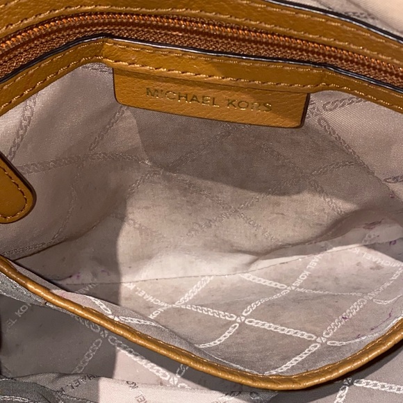 ❌SOLD❌MICHAEL KORS BROOKE MD BUCKET MESSENGER LEATHER BAG - Picture 7 of 10